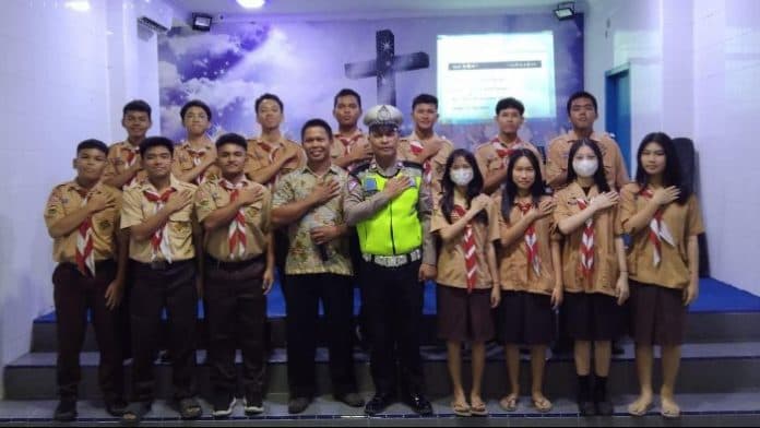 sat_lantas_polres_tanjung_balai_beri_edukasi_keselamatan_berlalu_lintas_di_sekolah