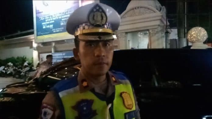 sat_lantas_polrestabes_medan_lakukan_pengalihan_arus_lalin_saat_malam_tahun_baru
