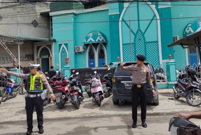 sat_lantas_tanjung_balai_urai_kemacetan_di_sejumlah_masjid
