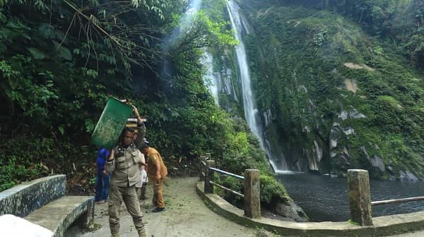 sat_pol_pp_pakpak_bharat_bersihkan_objek_wisata_lae_mbilulu
