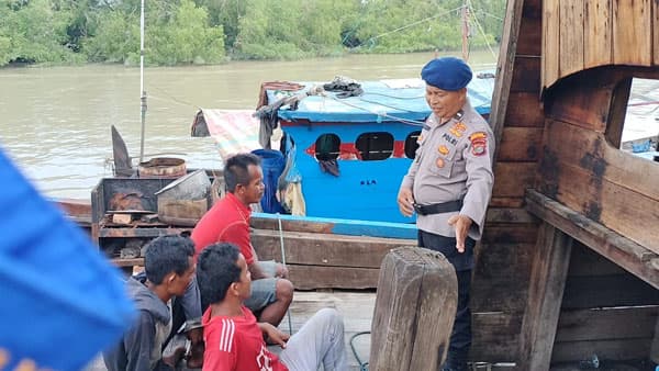 sat_polair_polres_sergai_imbau_warga_tanjung_beringin_ciptakan_situasi_kondusif