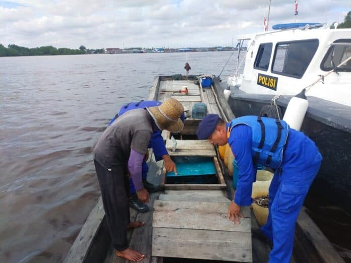 sat_polairud_tanjungbalai_kejar_kapal_ikan_nahkoda_dan_penumpang_diperiksa