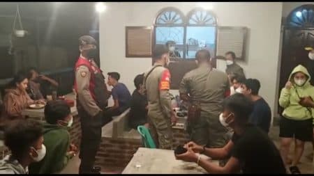 satgas_covid_19_siantar_barat_gelar_operasi_yustisi_seluruh_pengunjung_kafe_tak_bawa_masker