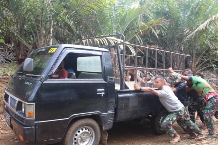 satgas_tmmd_bantu_mobil_warga_terperosok_di_desa_sitaratoit