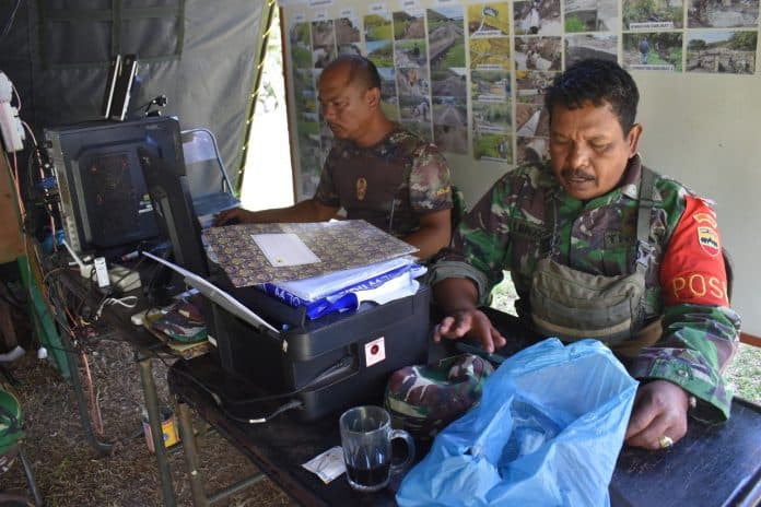 satgas_tmmd_bersama_warga_bersihkan_lingkungan_di_hasinggaan_samosir