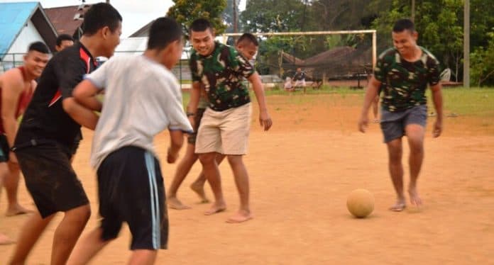 satgas_tmmd_ke_117_ajak_masyarakat_tingkatkan_kesehatan_melalui_olahraga
