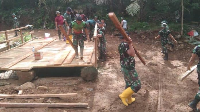satgas_tmmd_kembali_bangun_jembatan_baru_di_tapsel