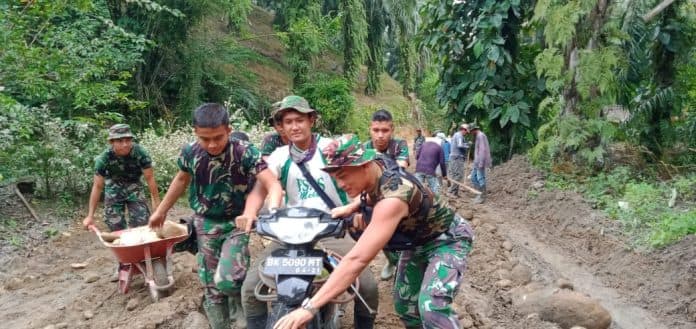 satgas_tmmd_kodim_0204ds_medan_berlumpur_tak_menghambat_kinerja