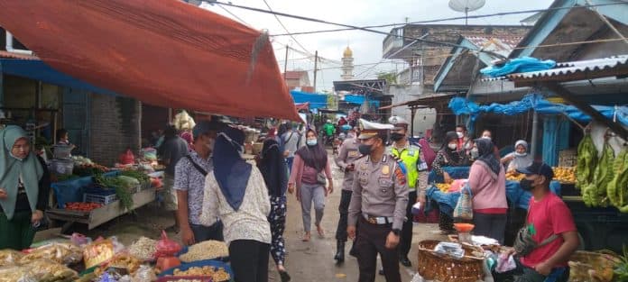 satlantas_batu_bara_razia_prokes_di_toko_dan_pasar_tradisional_lima_puluh