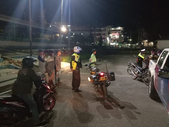 satlantas_gelar_blue_light_patrol_di_parapat_incar_balap_liar_dan_septor_knalpot_blong