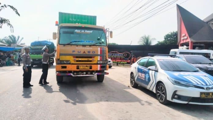 satlantas_polres_batu_bara_batasi_operasional_angkutan_barang_selama_nataru