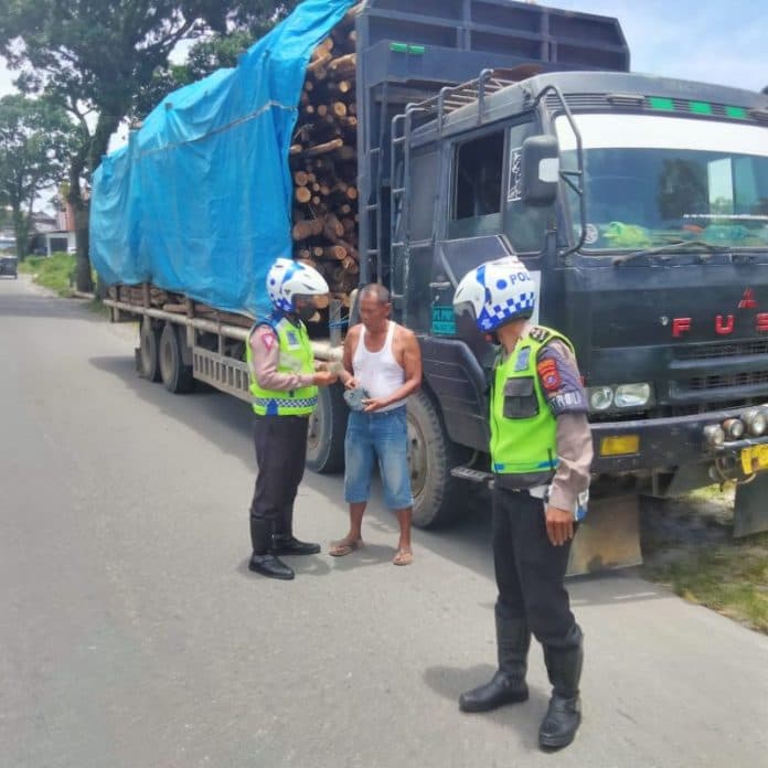 satlantas_polres_pematang_siantar_tindak_truk_kelebihan_muatan