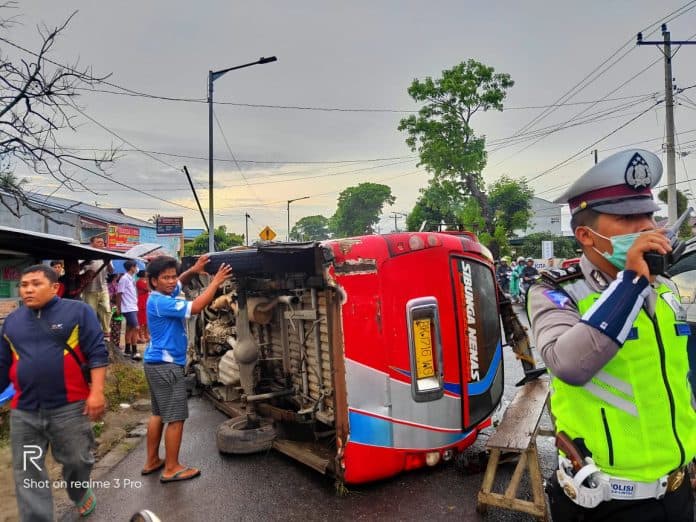 satlantas_polres_siantar_selidiki_sopir_angkot_yang_terbalik