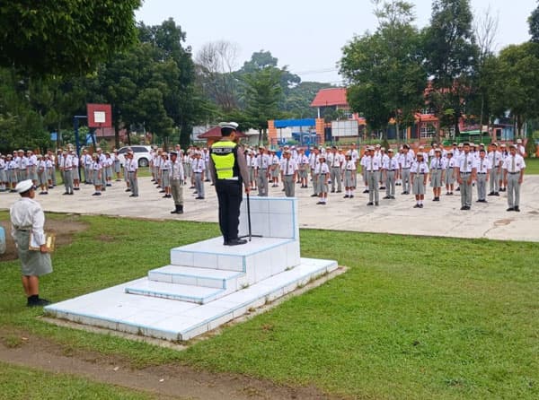 satlantas_polres_siantar_sosialisasi_tertib_berlalulintas_ke_siswa_sma_hkbp