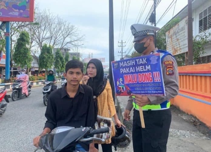 satlantas_polres_tanjungbalai_masih_tak_pakai_helm_sni_malu_dong