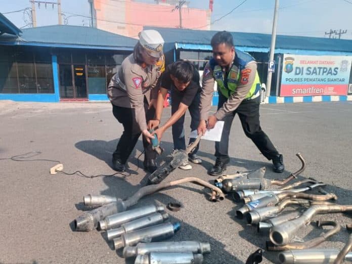 satlantas_siantar_musnakan_knalpot_brong_hasil_sitaan_di_jalan