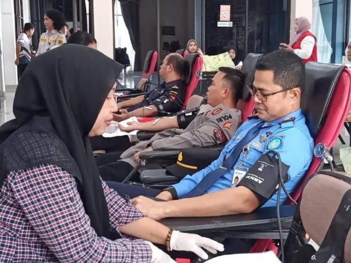 satpel_kualanamu_serahkan_56_kantong_darah_ke_rsud_amri_tambunan