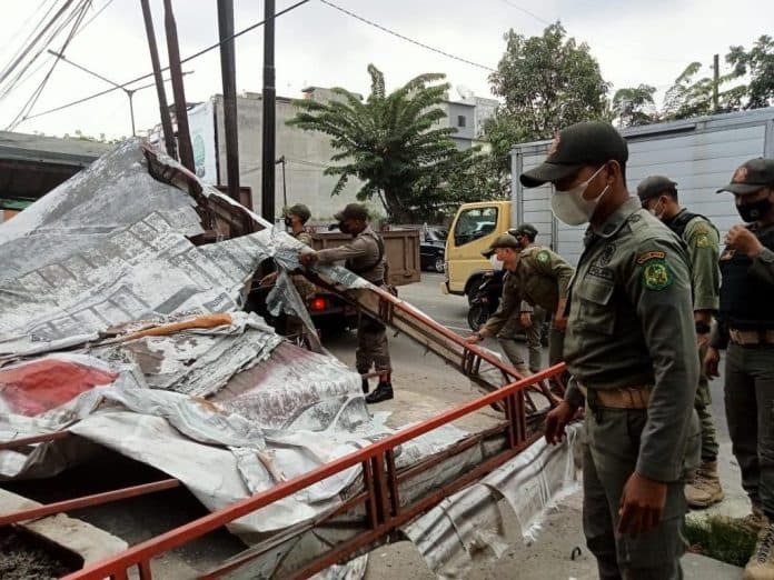 satpol_pp_bongkar_paksa_lapak_pkl_di_atas_trotoar_jalan_yos_sudarso
