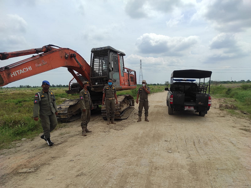 satpol_pp_deli_serdang_setop_2_unit_ekskavator_di_lahan_galian_c_ilegal
