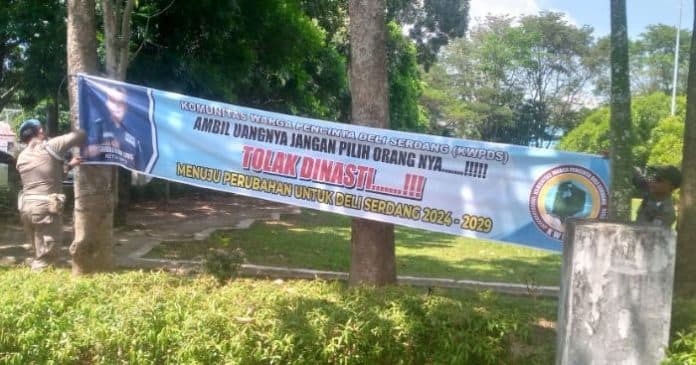 satpol_pp_deli_serdang_tertibkan_spanduk_bertuliskan_tolak_dinasti