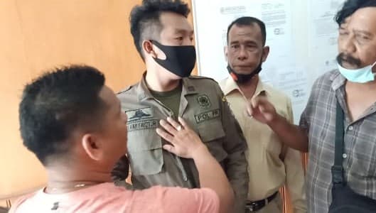 satpol_pp_halangi_wartawan_meliput_rapat_pansus_dprd_batu_bara