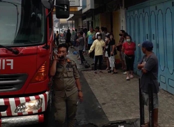satpol_pp_imbau_pencegahan_penyebaran_covid_19_di_lokasi_kebakaran_jalan_surabaya