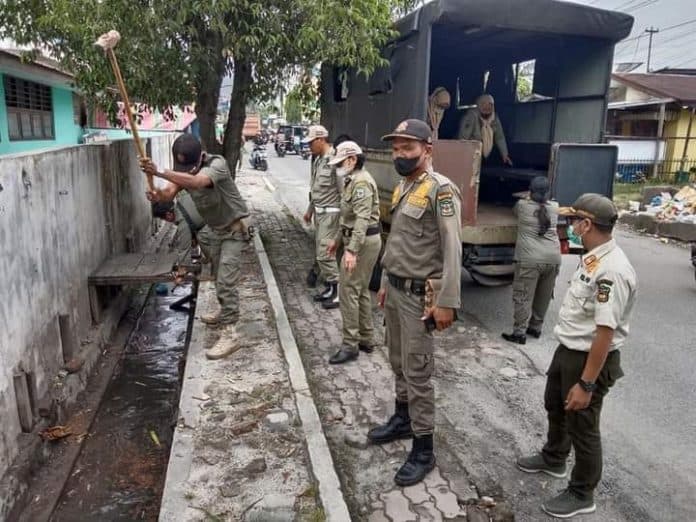 satpol_pp_kembali_bongkar_bangunan_liar_di_atas_drainase_kali_ini_di_jalan_ade_irma_siantar