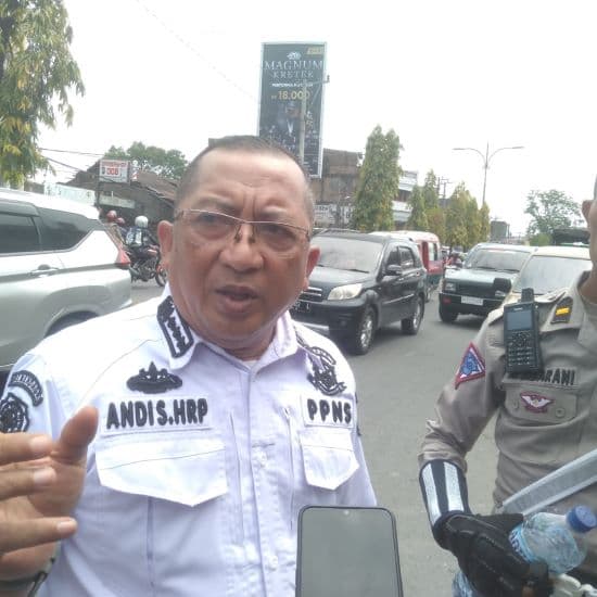 satpol_pp_medan_segel_sejumlah_pool_bus_tidak_berizin_di_jalan_jamin_ginting