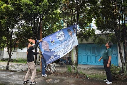 satpol_pp_pematang_siantar_bersihkan_atribut_peserta_pemilu_di_sejumlah_lokasi