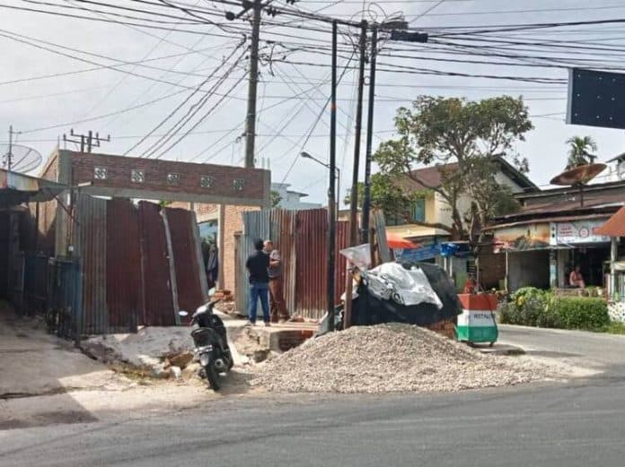 satpol_pp_siantar_minta_pembangunan_di_jalan_pane_distop_pekerja_membandel