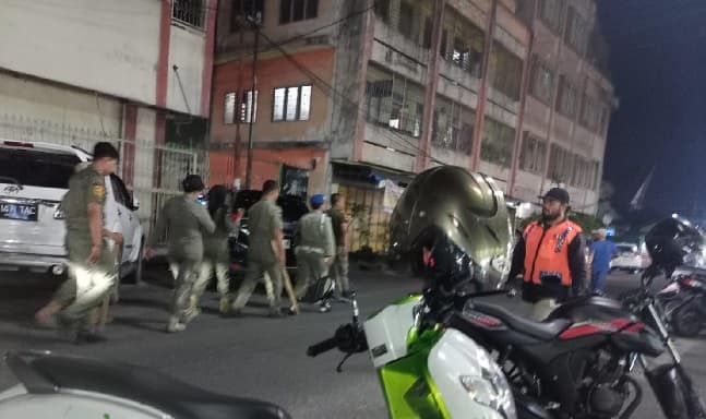 satpol_pp_siantar_turunkan_baliho_kontestan_pilkada_2024