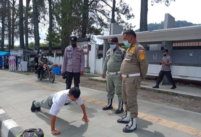 satpol_pp_toba_tindak_pelajar_pelanggar_prokes