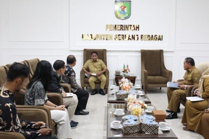 satu_hari_bupati_sergai_terima_audiensi_dari_sejumlah_pihak