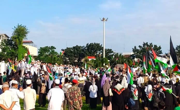 satu_miliar_rupiah_terkumpul_dari_aksi_bela_palestina_di_halaman_istana_maimoon