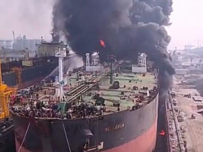 satu_orang_ditemukan_tewas_di_kapal_tanker_yang_terbakar