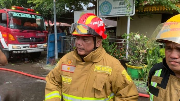 satu_petugas_damkar_terluka_saat_padamkan_api_di_kantor_camat_medan_area