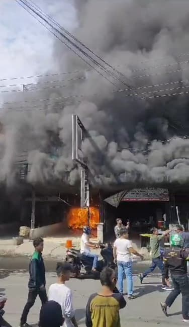satu_ruko_berisi_barang_elektronik_hangus_terbakar_di_medan_deli