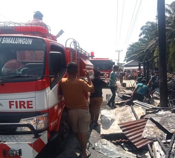 satu_rumah_dan_dua_warung_terbakar_di_jalan_besar_tigaras