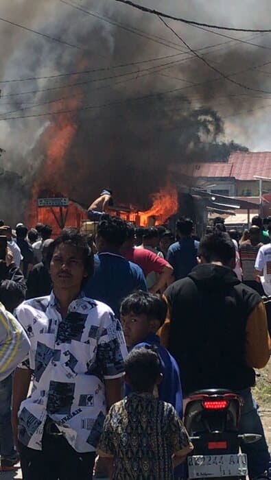 satu_rumah_sekaligus_warung_kelontong_di_desa_suka_terbakar