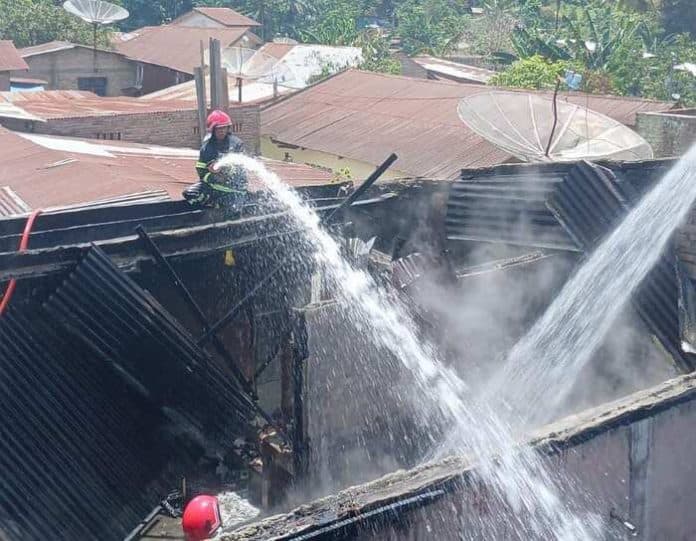 satu_rumah_terbakar_di_siantar_martoba_pemadaman_api_45_menit