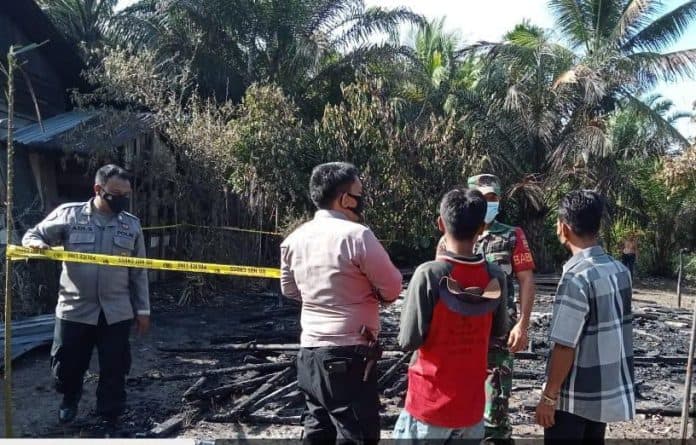 satu_rumah_terbakar_di_tapsel_bocah_enam_tahun_selamat_setelah_lari_keluar