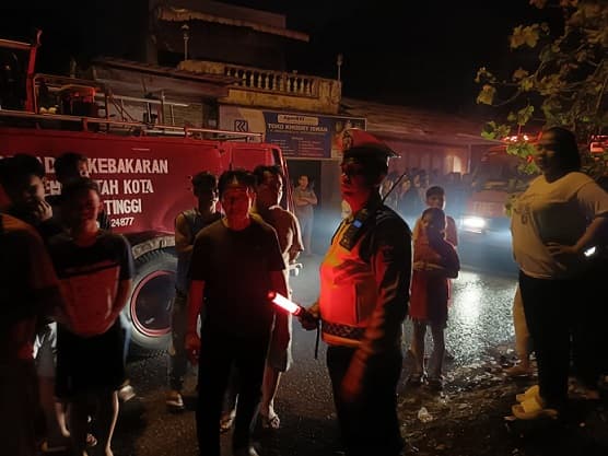 satu_rumah_yang_ditinggal_penghuninya_terbakar_di_tebing_tinggi