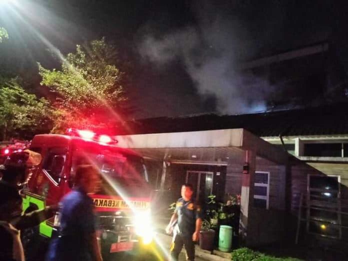 satu_unit_rumah_di_perumahan_halton_place_jalan_menteng_vii_terbakar