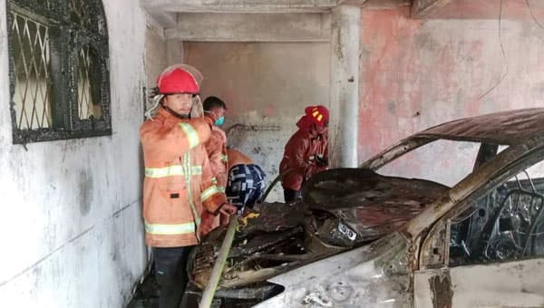 satu_unit_rumah_di_rambung_merah_terbakar_mobil_dan_motor_hangus