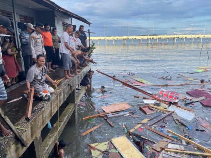satu_unit_rumah_roboh_dihantam_ombak_di_pasar_belakang
