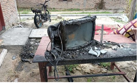 satu_unit_septor_dan_televisi_dibakar_oknum_brimob