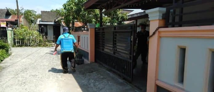 satu_warganya_positif_covid_19_komplek_perumahan_bsp_disemprot_disinfektan