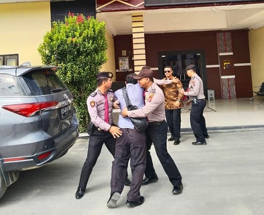 satuan_pam_obvit_polres_samosir_simulasi_pengamanan_dan_pengawalan_vip