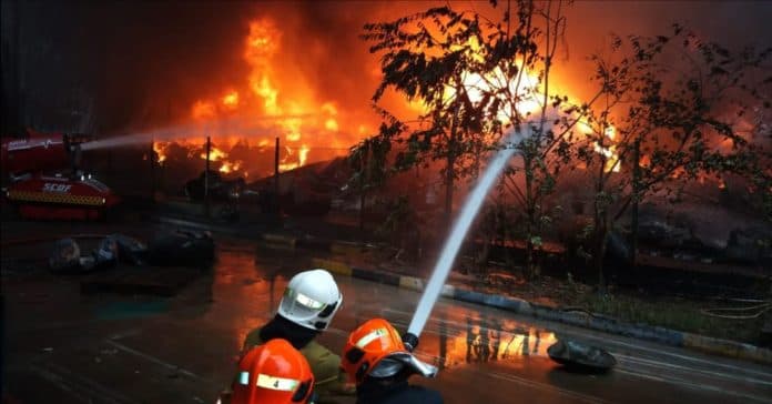 scdf_kendalikan_kebakaran_area_industri_tuas_singapura
