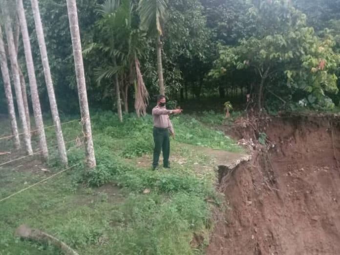 sd_negeri_di_biru_biru_terancam_ambruk_akibat_longsor